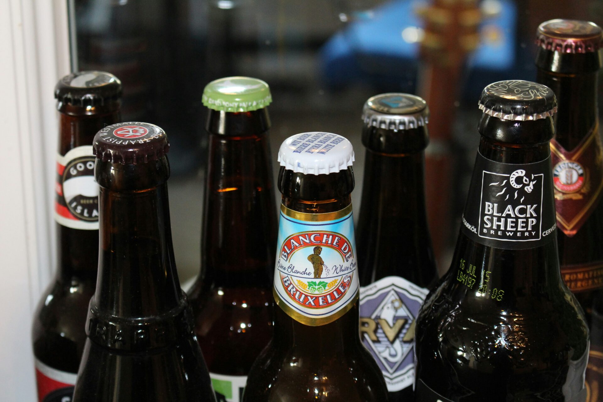 海外旅行のお土産にクラフトビールを持ち帰るイメージ